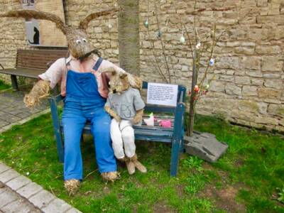 Papa Osterhase hat viel Geduld. Die braucht er auch. Denn ganz egal, wohin sein Sohn läuft, irgendetwas geht schief. Nun sitzen die beiden nebeneinander auf der Bank und Papa erklärt in aller Ruhe, was er von den Abenteuern dieser Saison hält. Stups nickt. Dabei lächelt er so, dass Papa ahnt: Beim nächsten Mal wird es nicht besser.